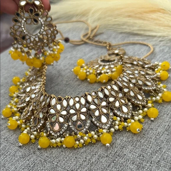 Elegant Gold and Yellow Jewelry Set Indian Jewelry set yellow color - Picture 1 of 5